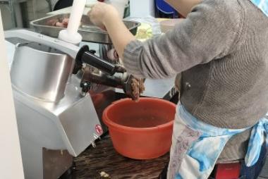 Пропускаем мясо на фарш для котлет